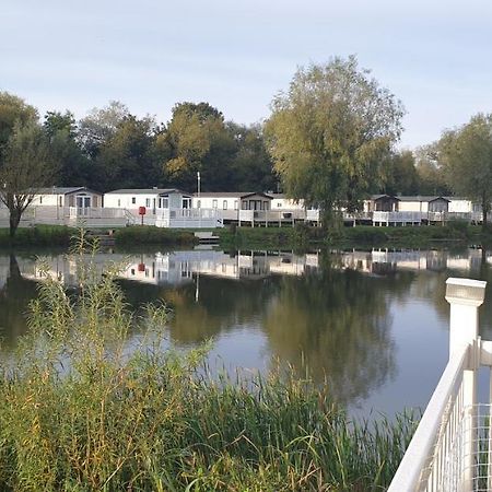 Lakeside Cotswold Holiday Home Сайренстер Экстерьер фото