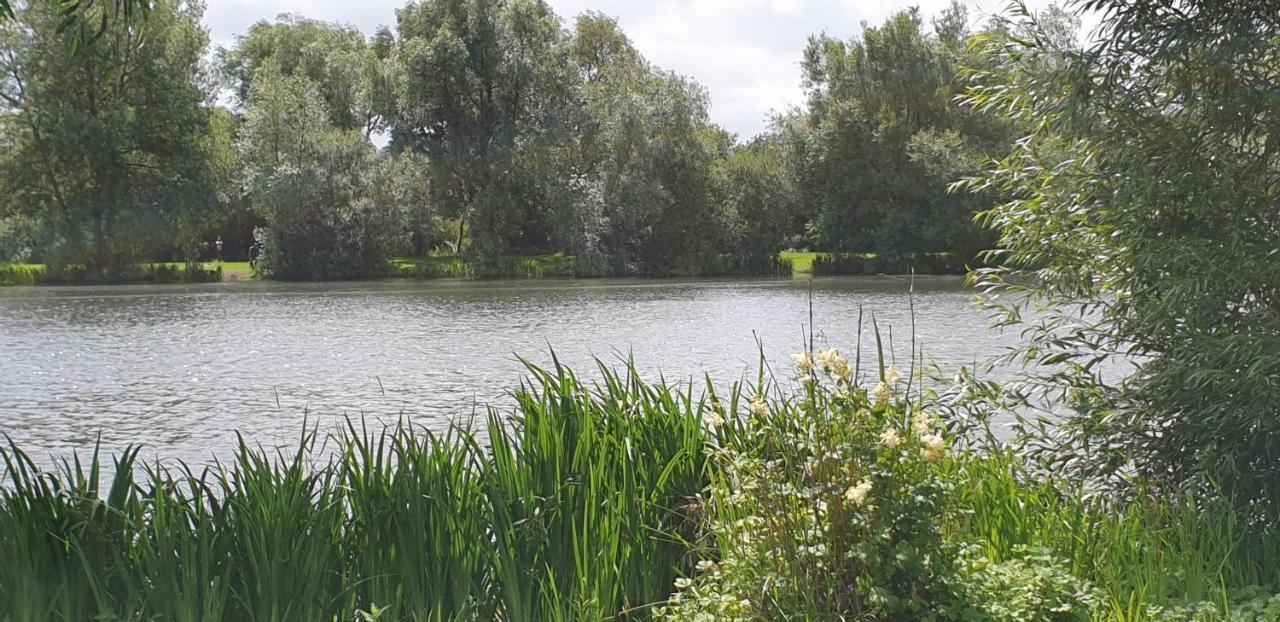 Lakeside Cotswold Holiday Home Сайренстер Экстерьер фото