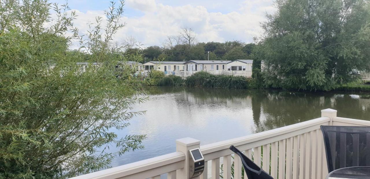 Lakeside Cotswold Holiday Home Сайренстер Экстерьер фото