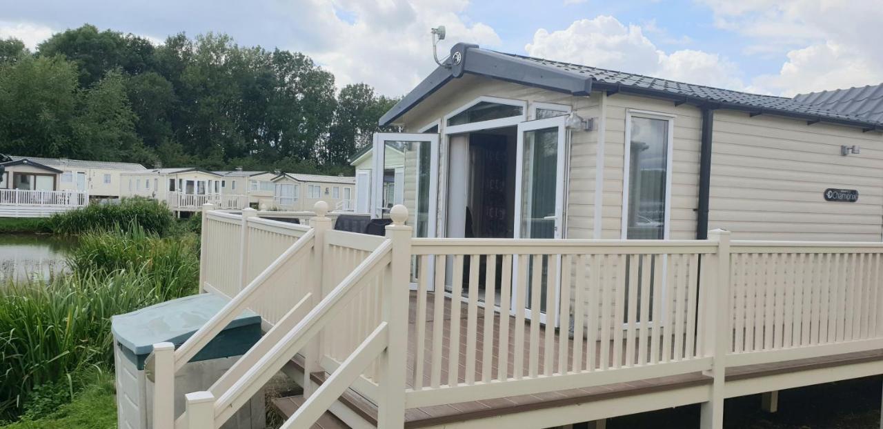 Lakeside Cotswold Holiday Home Сайренстер Экстерьер фото