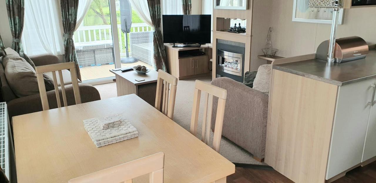 Lakeside Cotswold Holiday Home Сайренстер Экстерьер фото