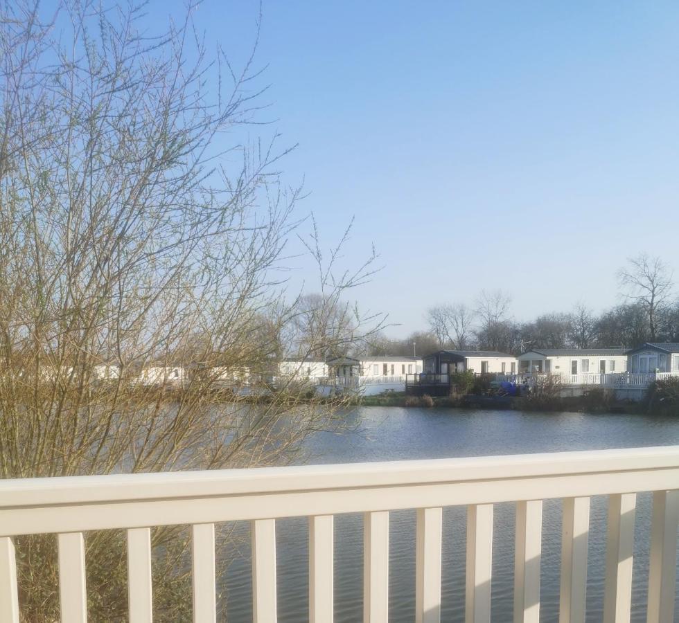 Lakeside Cotswold Holiday Home Сайренстер Экстерьер фото