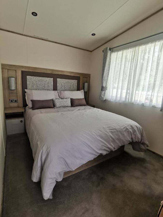 Lakeside Cotswold Holiday Home Сайренстер Экстерьер фото