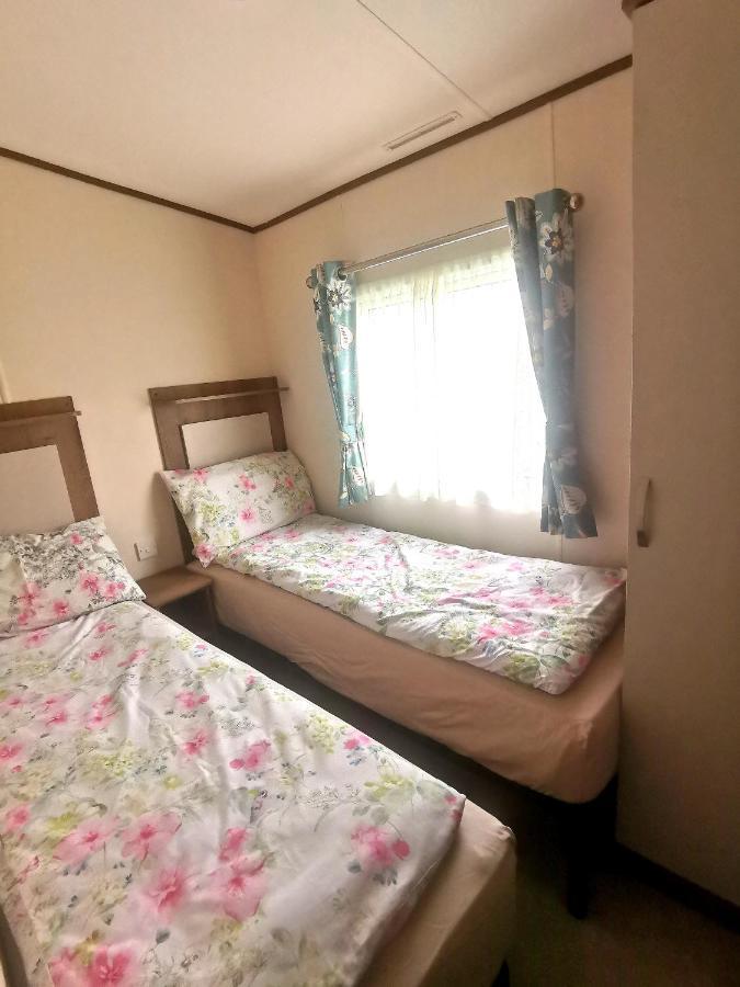 Lakeside Cotswold Holiday Home Сайренстер Экстерьер фото