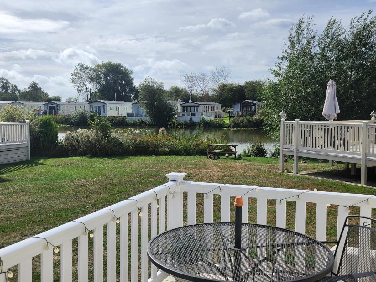 Lakeside Cotswold Holiday Home Сайренстер Экстерьер фото