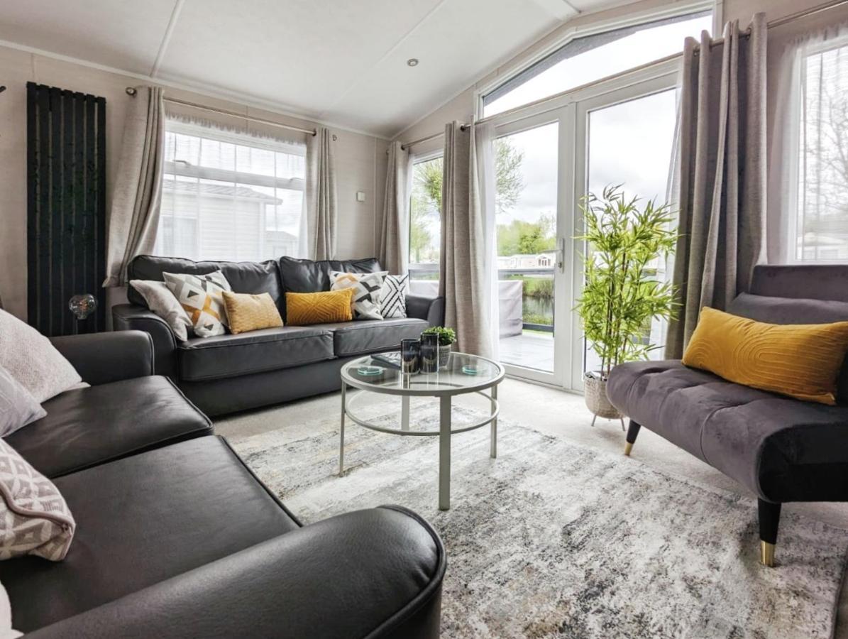 Lakeside Cotswold Holiday Home Сайренстер Экстерьер фото