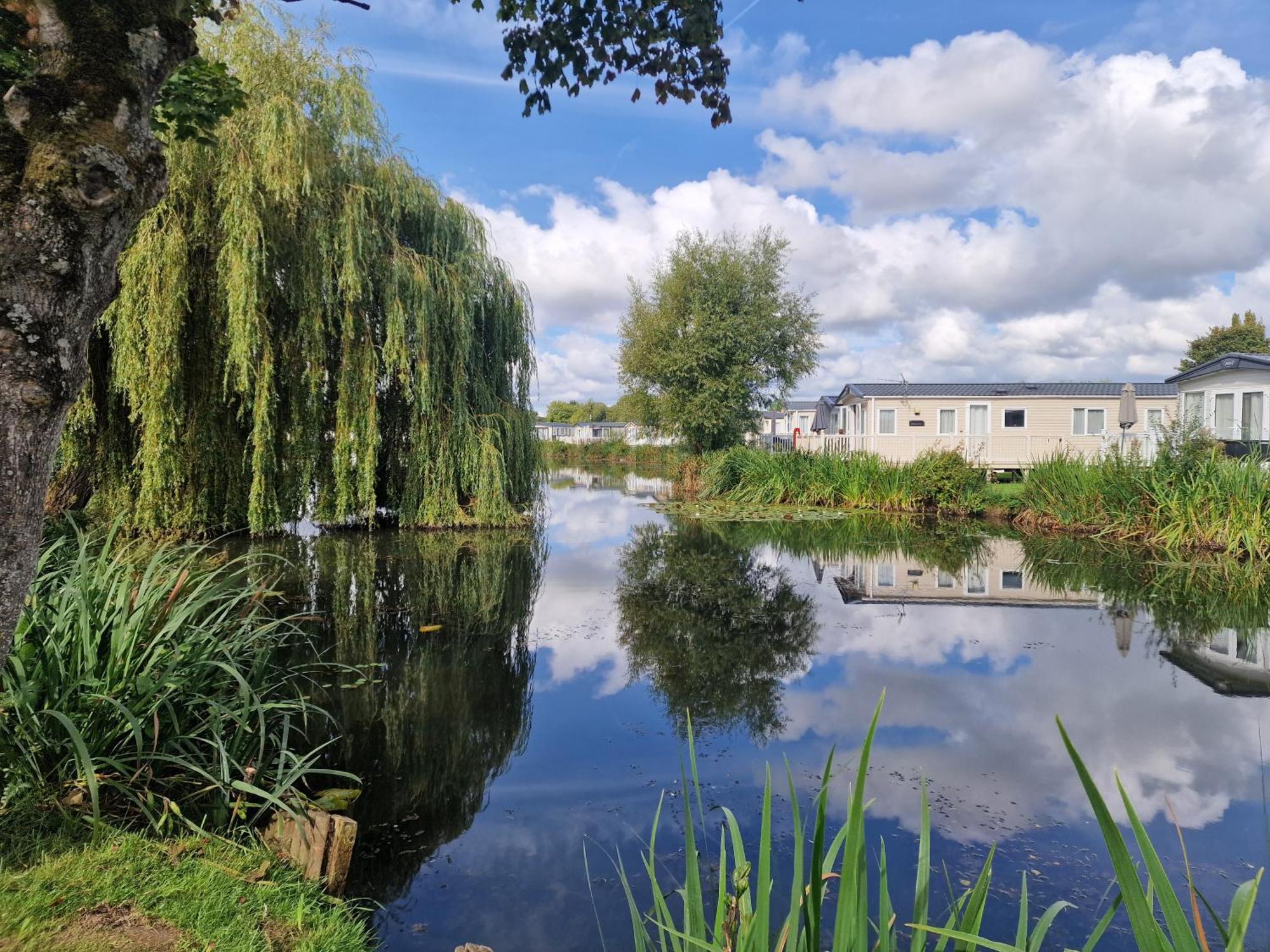 Lakeside Cotswold Holiday Home Сайренстер Экстерьер фото